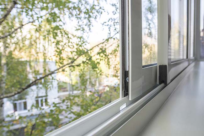 Раздвижное холодное остекление распашными окнами Можайск