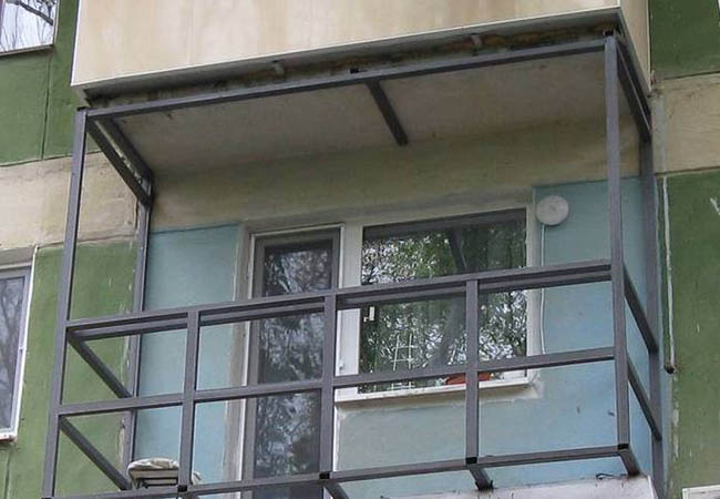 Альтернативное остекление балкона оргстеклом вместо стекла Можайск