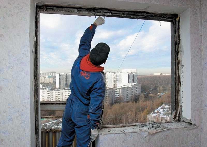 Демонтаж старого остекления балкона Можайск